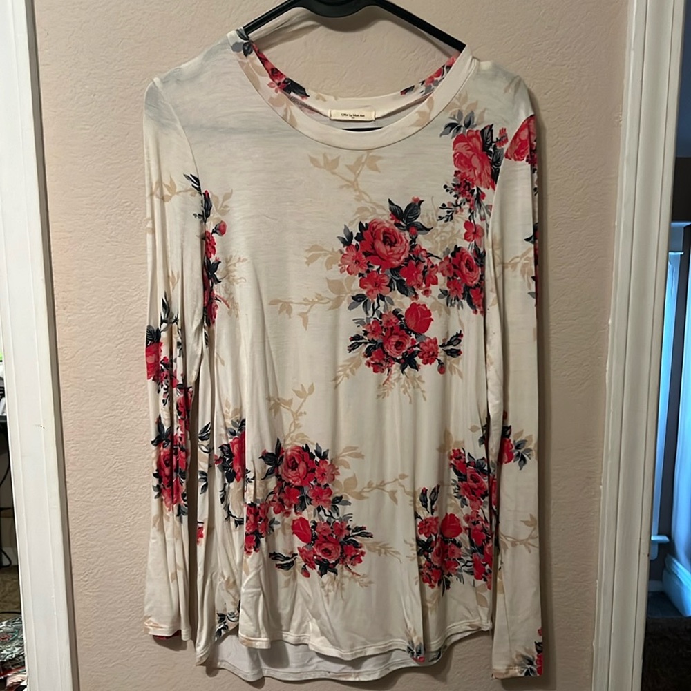 Long sleeve dressy boutique shirt. Flower pattern, Size S
